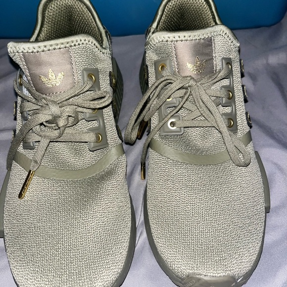 Adidas green size 7 1/2 women worn once very comfy - Picture 3 of 6